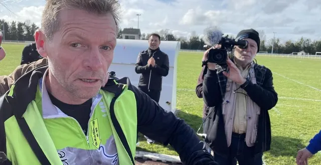 photo  record du monde ! au bout de l’effort, fabrice didier a bouclé son dernier tour de piste sous les acclamations, après avoir retiré de ses yeux le bandeau qu’il portait depuis 24 heures, ce dimanche 23 février 2025 à arnage (sarthe).  &copy;  ouest-france 