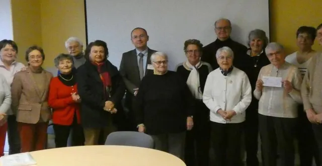 photo  lors de la remise du chèque aux bénévoles de la bibliothèque.  &copy;  ouest-france 