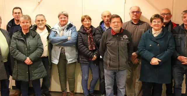 photo  isabelle renée, coordinatrice du comité, (5e à gauche), accompagnée des membres et bénévoles, de guy papin, coordinateur départemental du téléthon, (à gauche).  &copy;  ouest-france 