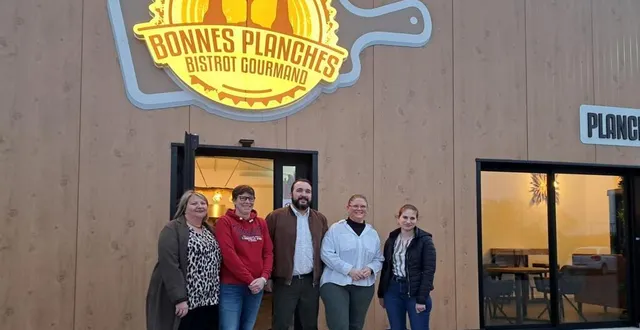 photo  jérémy mesme, au centre, a ouvert les bonnes planches en présence, notamment, de catherine taureau, la maire.  &copy;  ouest-france 