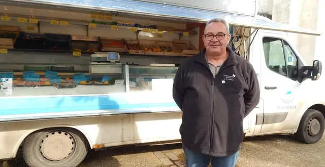 photo  olivier paul et sa poissonnerie ambulante.  &copy;  le maine libre 