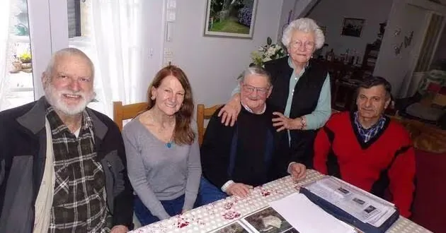 photo  quelques passionnés de l’association autour de lucien chanroux (au centre), lors d’une séance de travail.  &copy;  ouest-france 