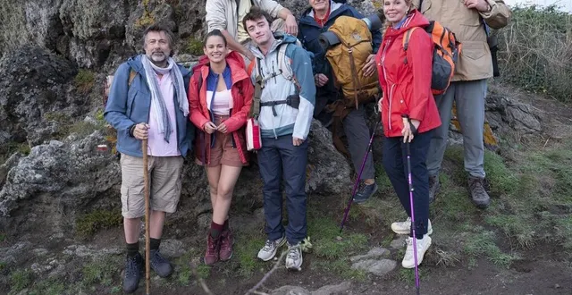 photo  lucie lucas, laurent gamelon, bernard yerles, jean dell, agustín galiana, carole richert, thomas chomel dans « clem, la rando en famille ».  &copy;  ch. lartige/merlin productions/tf1 