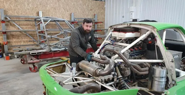 photo  antoine leber en préparation sur une porsche « 993 », qui va être livré prochainement à son pilote  &copy;  ouest-france 