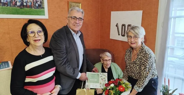 photo  les représentants de la municipalité de l’aigle sont venus fêter les 106 ans de la doyenne de la commune, marie hamon, lundi matin, à son domicile.  &copy;  ouest-france 