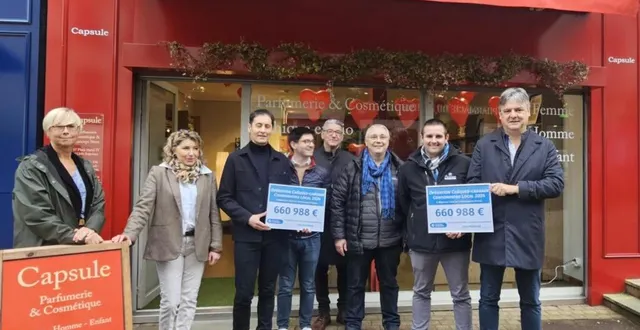 photo  les représentants de fcai d’argentan et de la cci, place henri iv à argentan.  &copy;  ouest-france. 