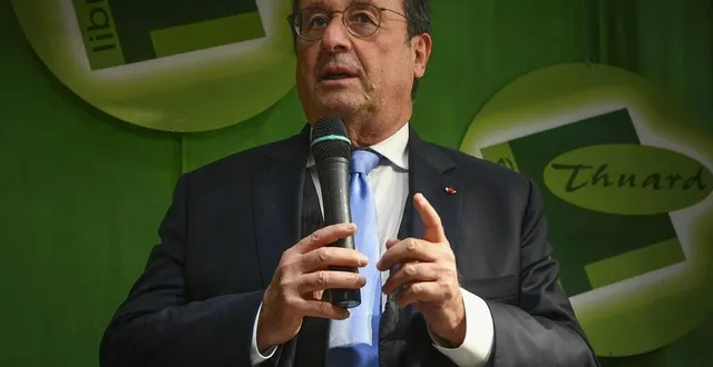 photo  françois hollande était venu dédicacer son livre en novembre 2021 à la librairie thuard.  &copy;  archives le maine libre yvon loué 