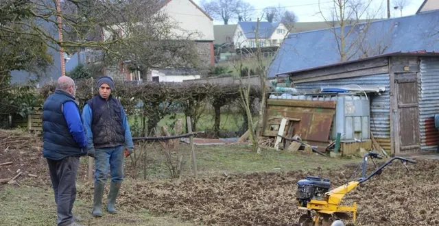 photo  el mustapha el kinani (de face) a appris a jardiné sur le tas.  &copy;  ouest-france 