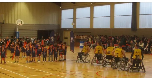 photo  samedi, les jeunes de l’envol basket ont fait une haie d’honneur aux joueurs d’angers et de niort (deux-sèvres), avant le début de la rencontre.  &copy;  ouest-france 