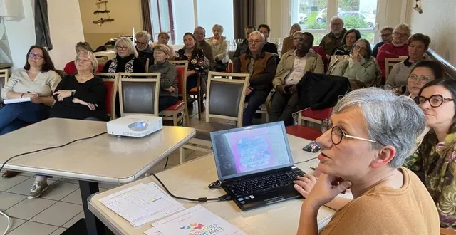 photo  isabelle ritouet (au premier rang) a présidé l’assemblée générale de sourires part’âgés, en présence du maire jean-jacques girard et de deux élus.  &copy;  ouest-france 