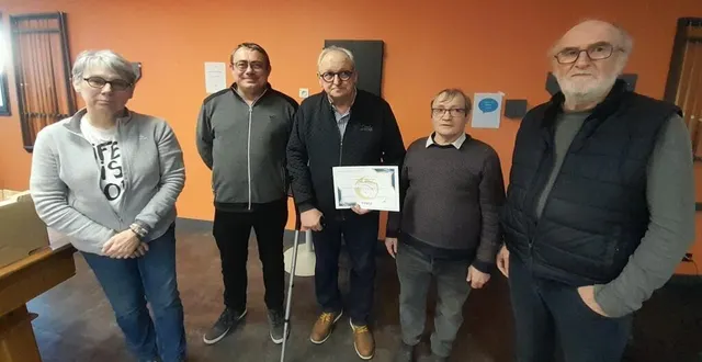 photo  anne renaux (secrétaire), sébastien thomas (vice-président), alain denéchère (ex président, récompensé), gilbert anger (président) et jean-yves le bars (maire de bellevigne-en-layon).  &copy;  co 