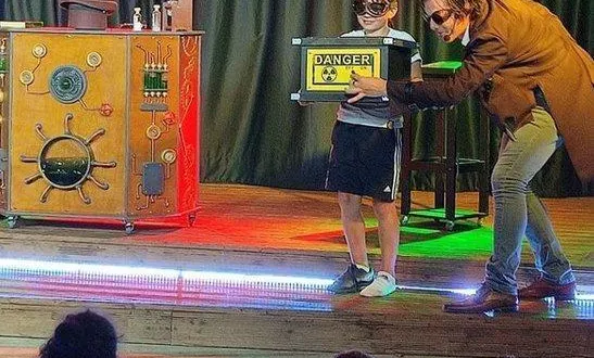 photo  le professeur nox, un savant aussi excentrique que magique n’a d’autre but dans la vie que de préparer l’élixir des rêves.  &copy;  dr 