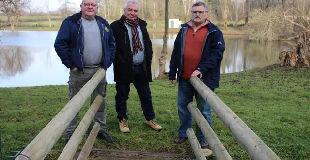 photo  daniel ricordeau, yves leroux et jean-philippe bodereau au pied du ponton nouvellement installé.  &copy;  le maine libre 