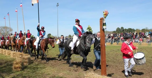 photo  les lanciers arrivant sur le terrain pour le bris des lances.  &copy;  robert pontonnier 