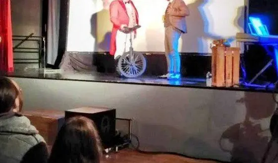 photo  un public a été séduit par la soirée spéciale cinéma des années 1900 proposée par l’association sports et loisirs, soirée au cours de laquelle films courts et spectacles clownesques se sont succédé à l’écran et sur la scène.  &copy;  ouest-france 