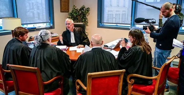 photo  christian bagnaud, président du tribunal des affaires économiques du mans, entouré de juges bénévoles, a accueilli l’équipe de tournage ce mardi 18 février.  &copy;  photo le maine libre – yvon loué 