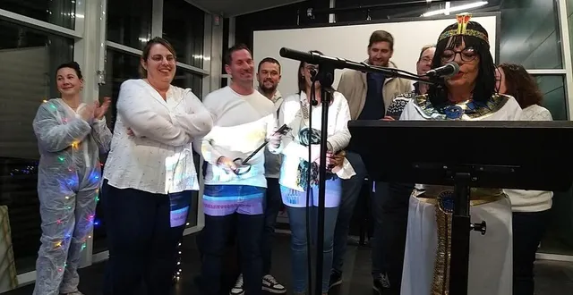 photo  eve sans, maire d’arnage (sarthe), au micro, déguisée en cléopâtre, a rendu les clefs de la ville à la bande victorieuse de l’année dernière : les villainous.  &copy;  ouest-france 