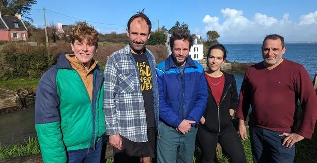 photo  caroline cristofoli, actrice, louis vasquez, acteur, jimmy conchou, auteur réalisateur, aude robin, technicienne avec françois stéphant, le producteur de leur série « heureux ceux qui communiquent ».  &copy;  ouest-france 