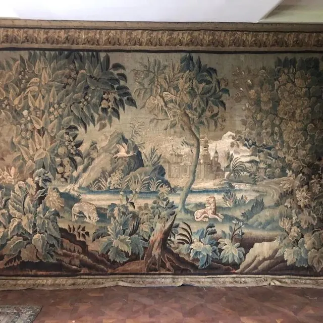 photo une tapisserie d’aubusson datant du xviiie siècle estimée à « 2 000 € - 3 000 € ».  ©  rois et vauprès enchères