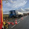 photo un camion-citerne est bloqué dans un fossé, sur la rd16, au niveau de mortrée, ce mardi 25 février 2025. la route est bloquée pendant les opérations de dégagement.
