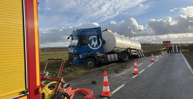 photo  un camion-citerne est bloqué dans un fossé, sur la rd16, au niveau de mortrée, ce mardi 25 février 2025. la route est bloquée pendant les opérations de dégagement.  &copy;  ouest-france 