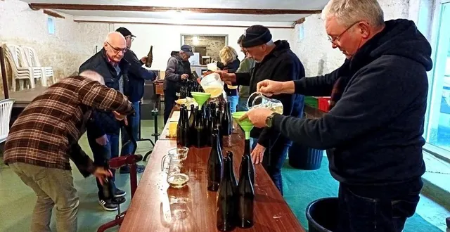 photo  la mise en bouteille de la cuvée 2024 des p’tits vignerons de juigné-sur-sarthe, mercredi 19 février 2025.  &copy;  ouest-france 