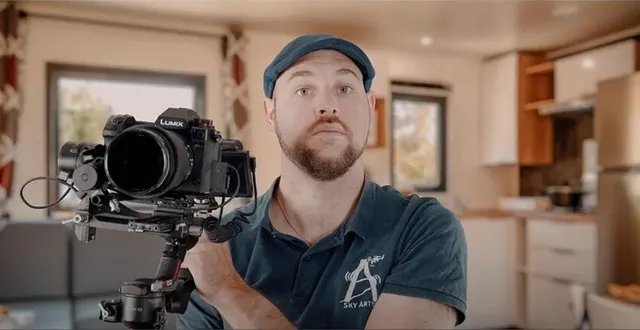 photo  aymeric artus, vidéaste à morlaix (finistère), se met en scène dans une vidéo qui reprend tous les codes de la série « bref » de kyan khojandi.  &copy;  sky art’s production 