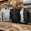 photo l’actuel gérant du bar la coupole, stan george, entouré par les deux repreneurs, yohann leboucher et titouan richard.