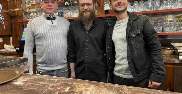 photo  l’actuel gérant du bar la coupole, stan george, entouré par les deux repreneurs, yohann leboucher et titouan richard.  &copy;  ouest-france 