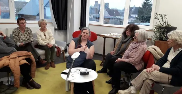 photo  charlène poret, lors de sa conférence à la médiathèque, autour des arts textiles et de son parcours professionnel.  &copy;  ouest-france 