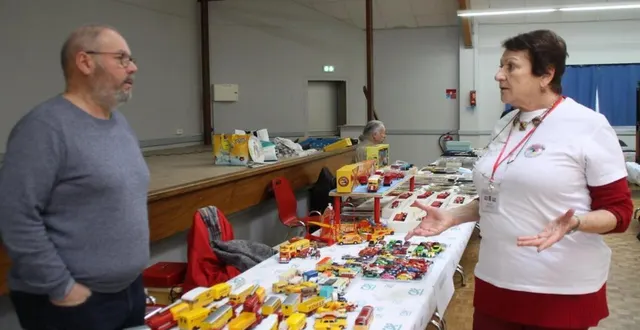 photo  la présidente michelle sadoulet questionne gérard sur ses véhicules miniatures.  &copy;  le maine libre 