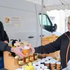 photo précigné. un apiculteur présent sur le marché