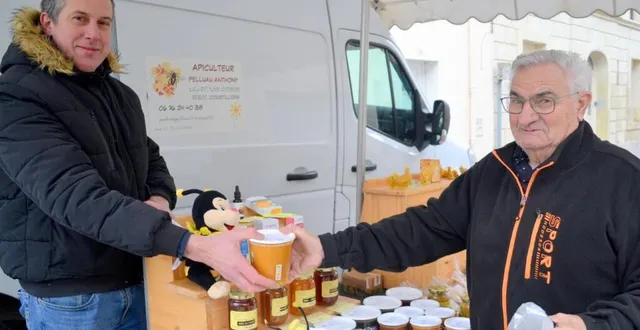 photo précigné. un apiculteur présent sur le marché  &copy;  le maine libre 