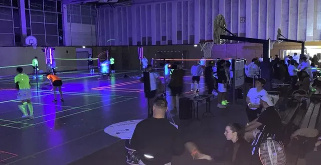 photo  pour cette troisième édition de la soirée blackminton, 98 joueurs ont répondu présent au gymnase de mayet.  &copy;  le maine libre 