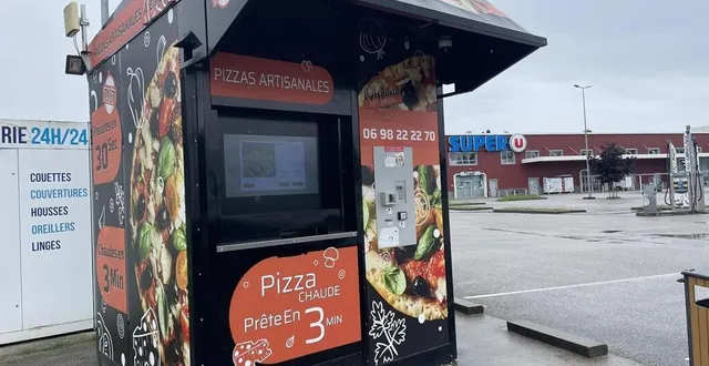 photo  un des distributeurs de pizzas sur le parking du super u à alençon (orne).  &copy;  ouest-france 