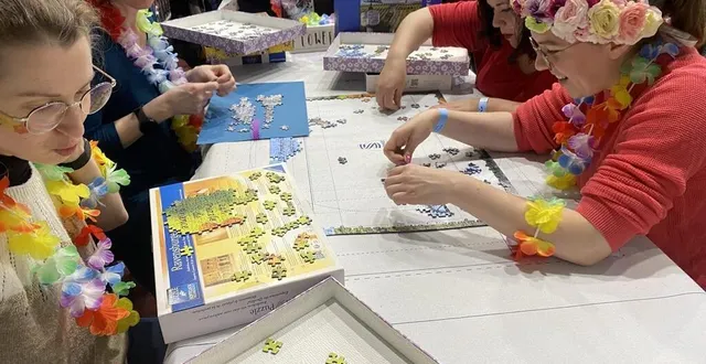 photo  à chacun son défi. les 24 heures puzzle, à la pommeraye, sont l’occasion de jouer ensemble, avec ou sans esprit de compétition.  &copy;  archives ouest-france. 
