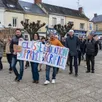 photo  élus et parents d’élèves mobilisés contre la fermeture d’une classe. 