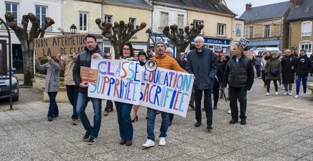 photo  élus et parents d’élèves mobilisés contre la fermeture d’une classe.  &copy;  le maine libre 