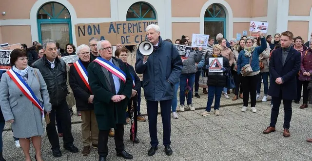 photo  lundi 24 février, une centaine de personnes ont manifesté devant la mairie de bessé-sur-braye (sarthe) contre la fermeture d’une classe.  &copy;  ouest-france 