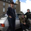 photo  romain gaultier, bastien comberol et paul bazin posent devant leur peugeot 205. 