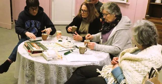 photo  la troupe pas sage à l’acte, en répétition de la nouvelle comédie fallait pas les agacer, dont ils vont jouer neuf représentations, dont six à auvers-le-hamon.  &copy;  ouest-france 