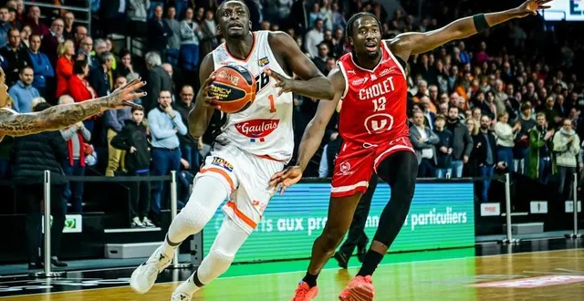 photo  à l’image d’abdoulaye ndoye, le msb a pris de vitesse cholet une nouvelle fois cette saison.  &copy;  photo le maine libre - yvon loué 