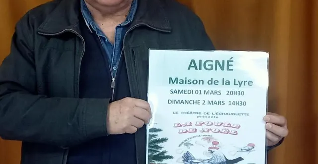 photo  daniel bazille présente l’affiche de la pièce « la poule de noël ».  &copy;  ouest-france 