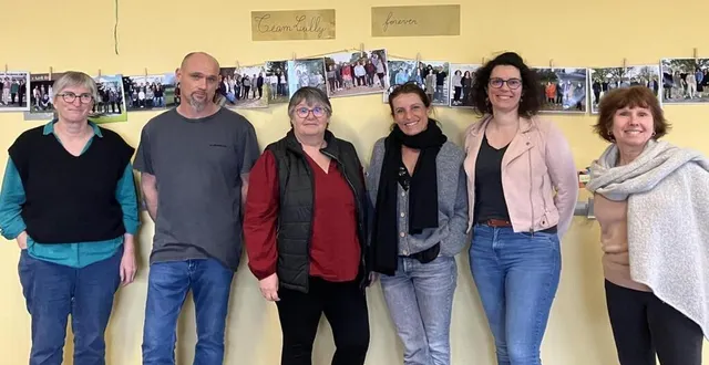 photo  murielle cordier, entourée de l’équipe enseignante.  &copy;  co 