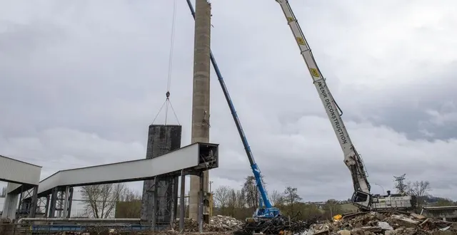 photo  une machine de 315 tonnes et 75 mètres de hauteur sont venus à bout de la cheminée de 49,50 mètres.  &copy;  le maine libre 