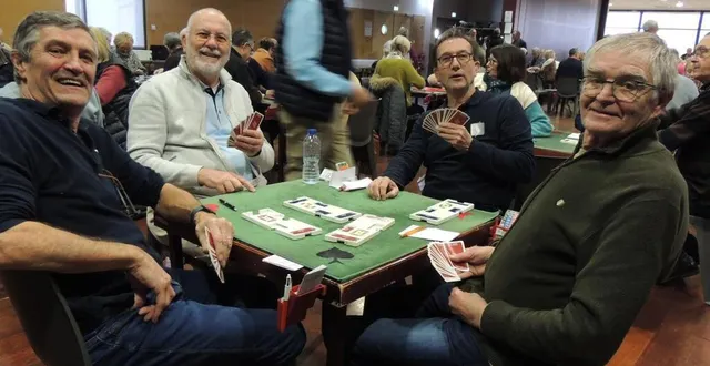 photo  à château-gontier, les saboliens ont brillé en remportant le tournoi où 35 équipes étaient engagées.  &copy;  sablé bridge club 