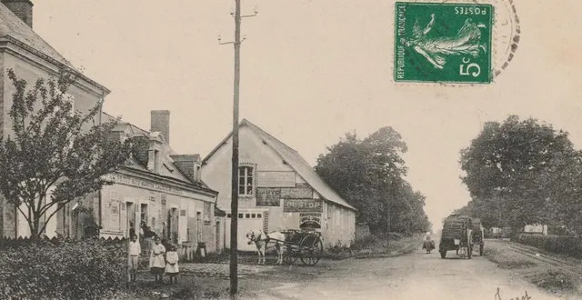photo  la station du tramway à vapeur, à bois-martin, à changé. on aperçoit les rails le long de la route, et l’abri au fond à droite  &copy;  collection laurent chasseray 