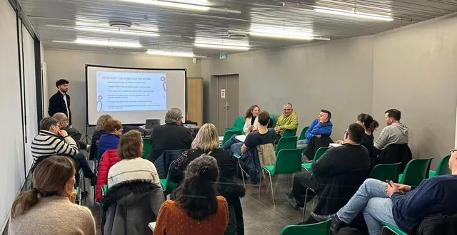 photo  l’équipe de la maison des projets et les acteurs locaux, sont venus présenter le nouveau fonctionnement du bassin éducatif de nage 2025.  &copy;  le maine libre 