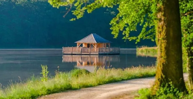photo  coucoo cabanes possède cinq domaines de ce type en france.  &copy;  archives coucoo cabanes 