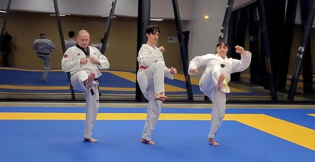 photo  l’apprentissage du coup de pied avant (ap-chagi), avec michel dandre (à gauche), instructeur fédéral en taekwondo depuis 1995, par ailleurs professeur de self-défense.  &copy;  ouest-france 